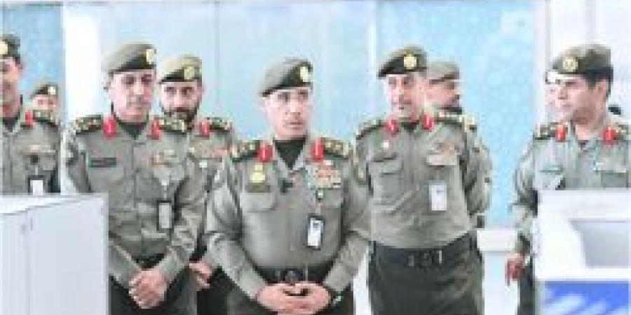 مدير عام الجوازات يتفقد مغادرة الحجاج بمطار الأمير محمد بن عبدالعزيز الدولي