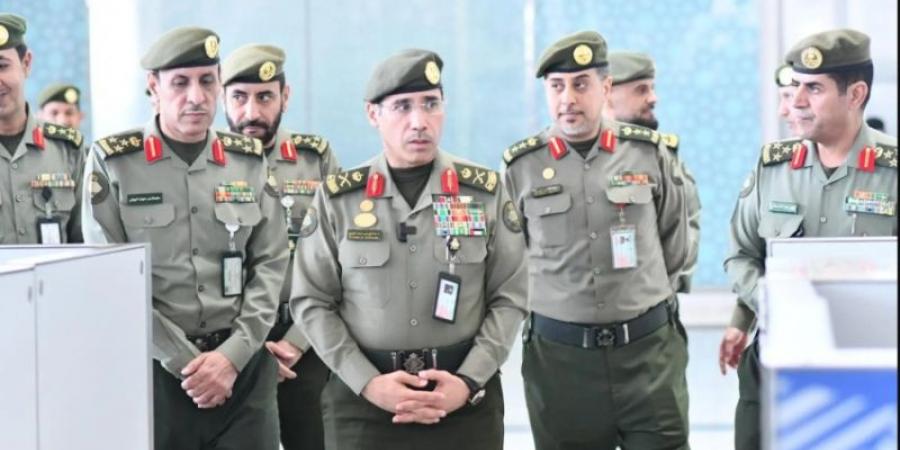 اللواء المربع يقف على الخدمات المقدمة لضيوف الرحمن في جوازات مطار المدينة المنورة