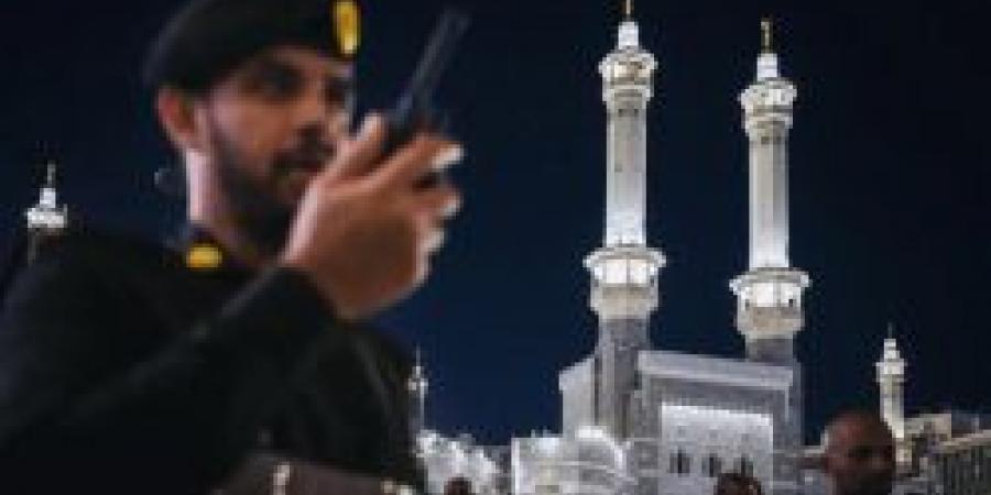 الأمن العام بالمدينة يواصل خدمة حجاج إيران بعد أدائهم المناسك