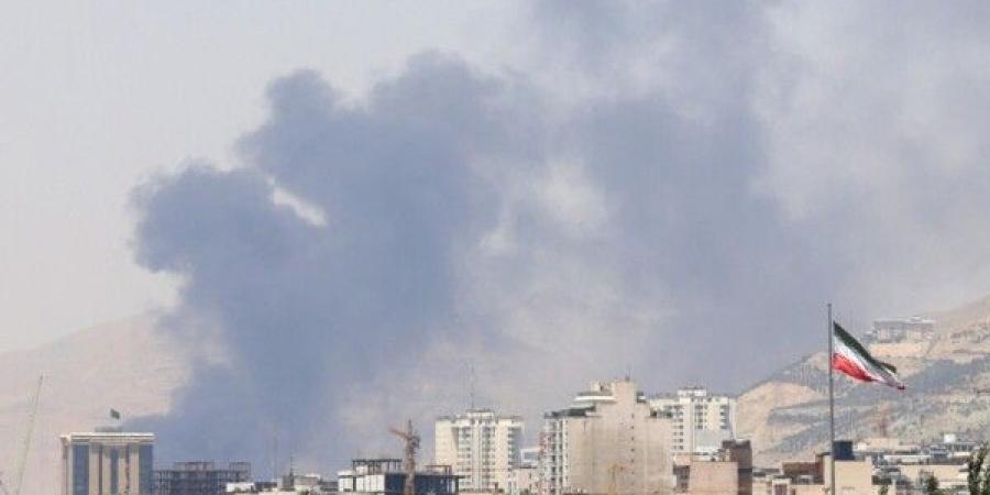 إلغاء إجازات الأطباء والممرضين وتمديد تعليق الرحلات الجوية الداخلية والخارجية في إيران