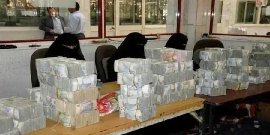 انهيار مفزع للريال اليمني أمام العملات الأجنبية في عدن .. الريال السعودي يكسر حاجز 700 وهذا سعر الدولار