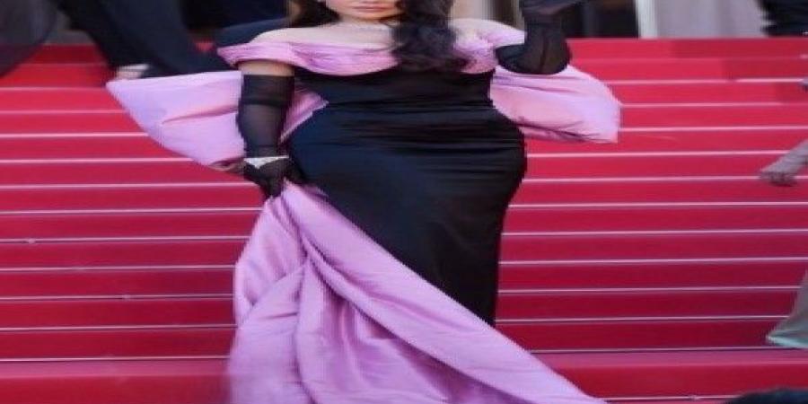 هيفاء وهبي تتألق بتنسيق اللون الزهري والأسود مع لمسة الذهبي