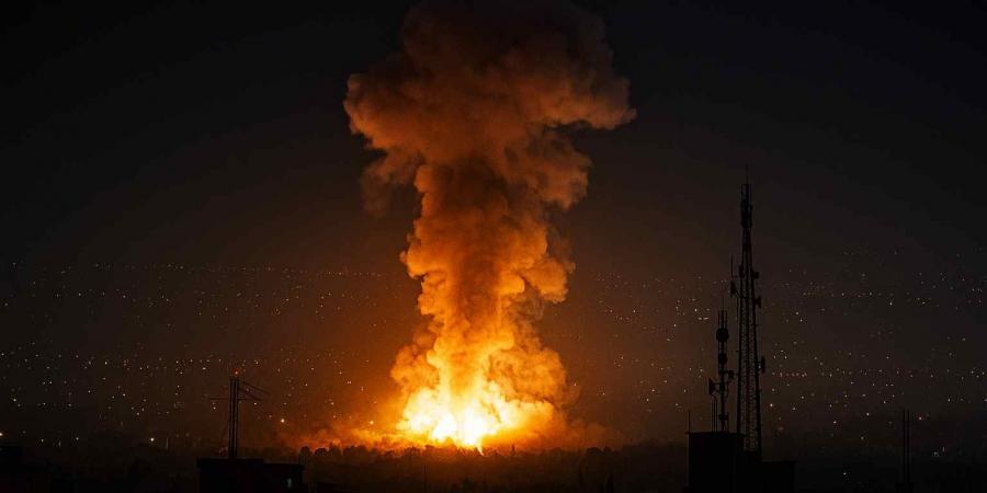 إسرائيل تحت النيران : 30 صاروخًا إيرانيًا على دفعتين، حرائق في تل أبيب و حرب معلومات مستمرة
