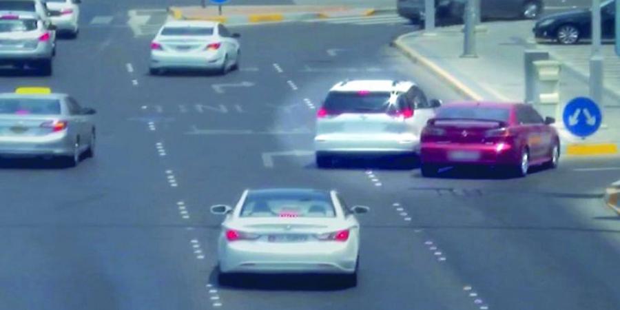 متهورون ينتقلون بين المسارات بطريقة «بهلوانية» لتفادي الازدحام