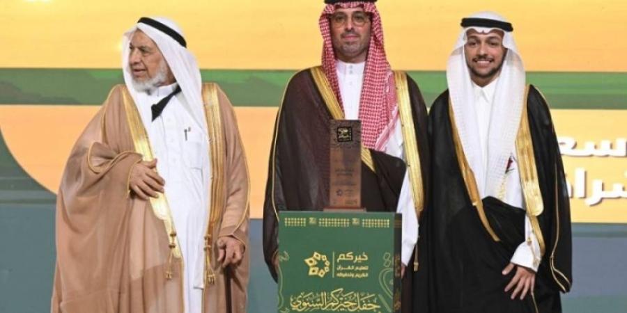 محافظ جدة يكرم الطالب خيمي بعد فوزه بلقبين في حفظ القرأن الكريم