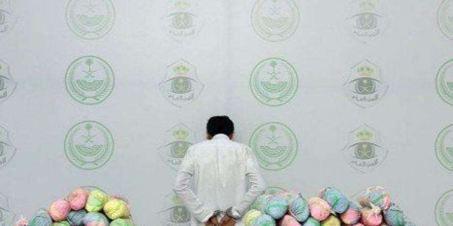 ضبط شخص لترويجه كمية من نبات القات المخدر بمنطقة جازان