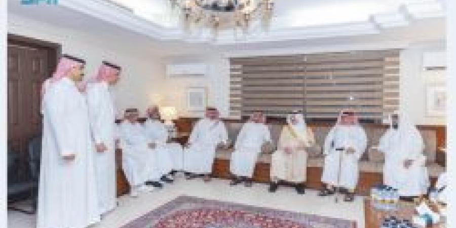 أمير المنطقة الشرقية يعزي في وفاة والدة سعود العطيشان