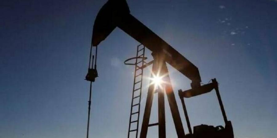 النفط يغلق عند أعلى مستوياته منذ يناير وسط تصعيد عسكري مرتقب بين أمريكا وإيران