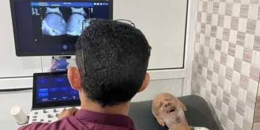 يوتيوبر يمني يُنقل إلى المستشفى في حالة صحية حرجة ويدخل العناية المركزة استعداداً لعملية جراحية طارئة