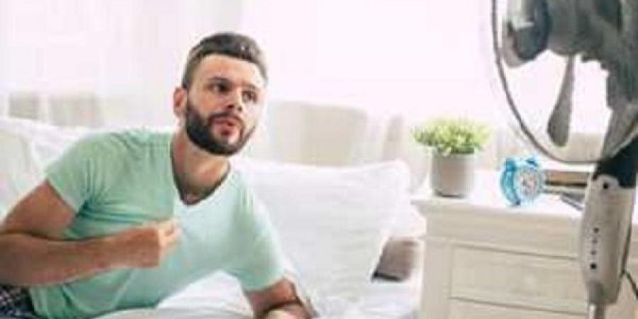 حيلة بسيطة تغنيك عن التكييف ..هكذا تستخدم المروحة بفعالية!
