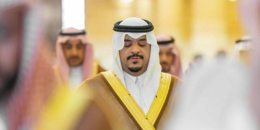 نائب أمير الرياض يؤدي صلاة الميت على الأمير مشعل بن عبدالله
