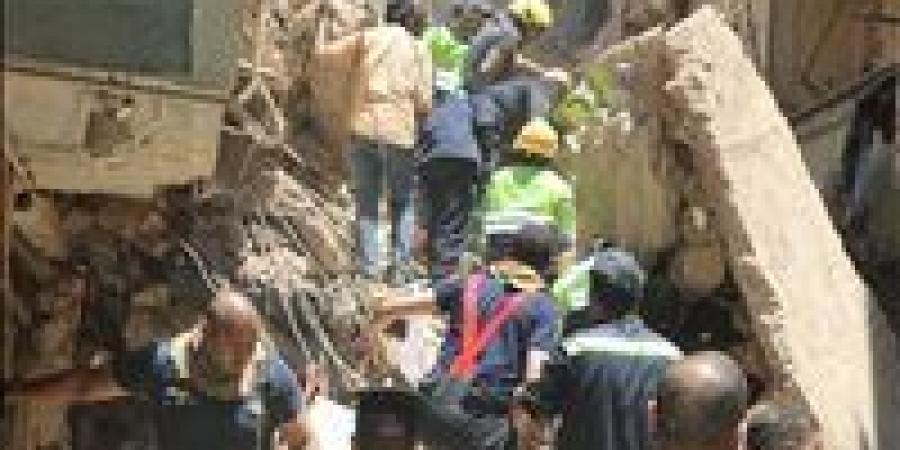 انتشال جثتي سيدة وطفلها من تحت أنقاض عقاري حدائق القبة