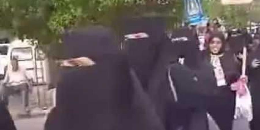 تظاهر مئات النساء في حاشدة بالمعلا للمطالبة بتوفير الكهرباء بعدن