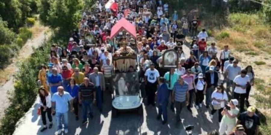 بدء مسيرة القربان المقدس إلى ضريح القديس شربل في دير مار مارون- عنايا