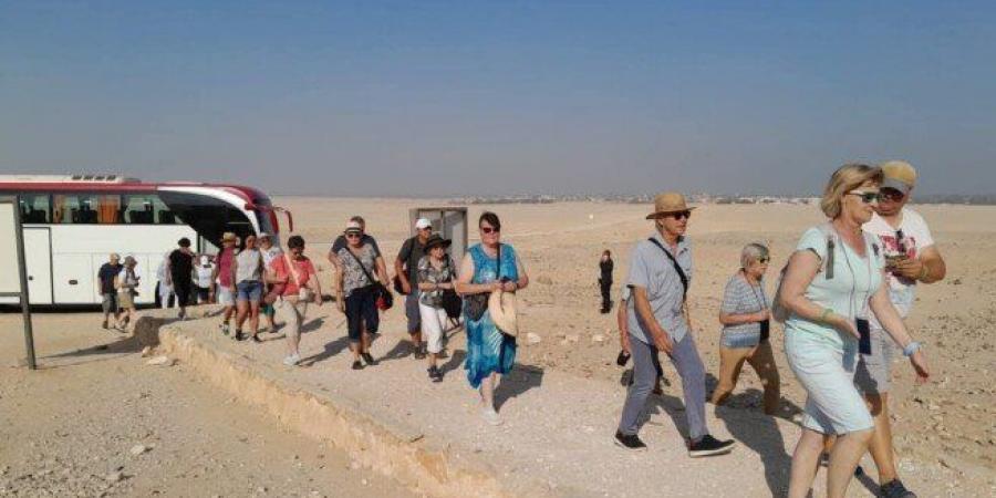 رغم ارتفاع درجات الحرارة.. توافد الوفود الأجنبية على معالم المنيا الأثرية