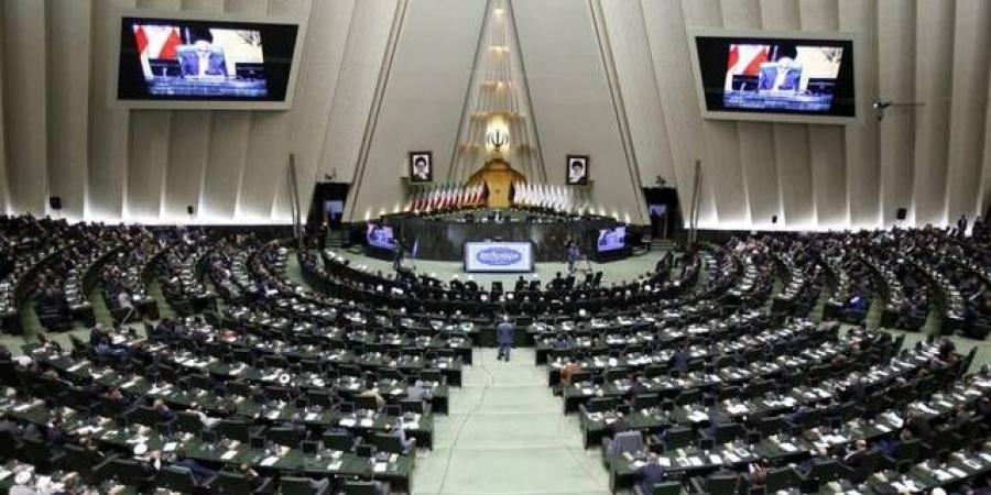 البرلمان الإيراني يوافق على إغلاق مضيق هرمز