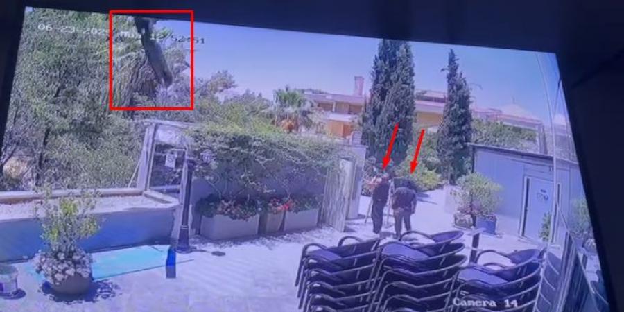 "العناية الإلهية حالت دون وقوع كارثة" .. شاهد لحظة سقوط مسيرة في منطقة أم أذينة بعمّان-فيديو