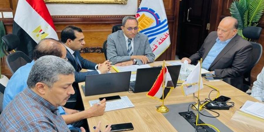 محافظ قنا يتابع ملفات التقنين والتصالح والمتغيرات