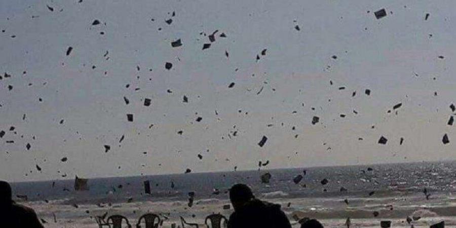 طائرات الجيش الإسرائيلي تلقي منشورات على جباليا شمال غزة