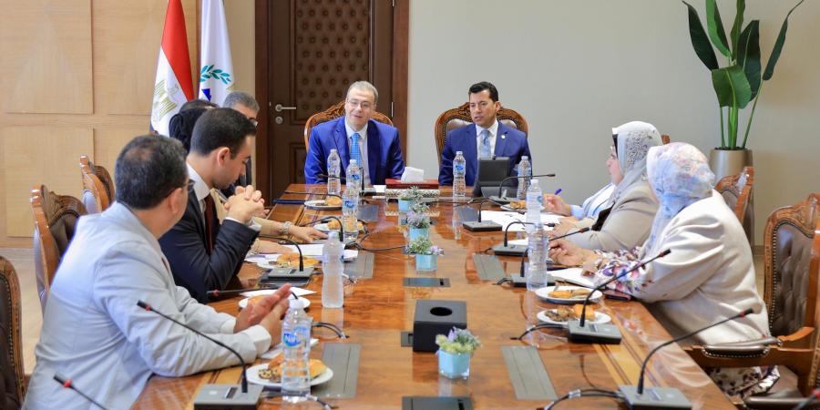 وزير الشباب يبحث التعاون مع رئيس التنظيم والإدارة
