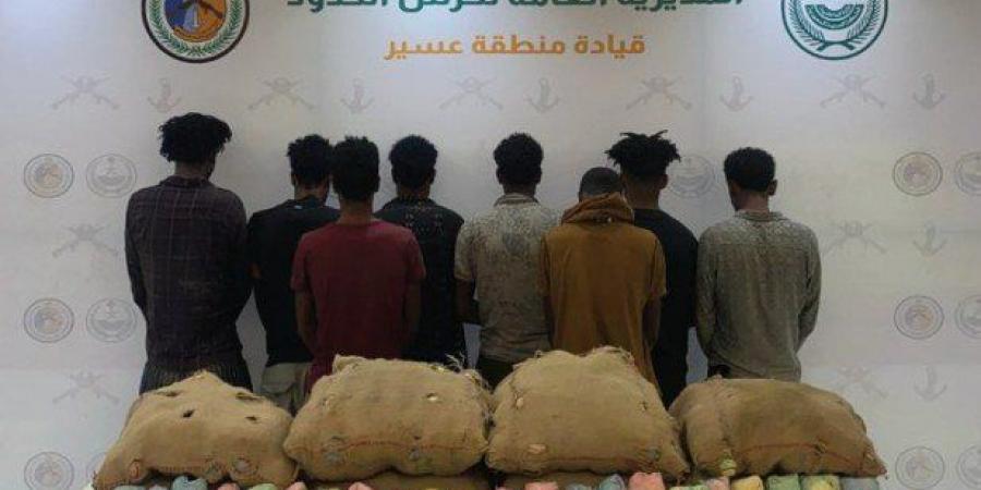 القبض على 8 أشخاص لمحاولتهم تهريب كمية من نبات القات المخدر بمنطقة عسير