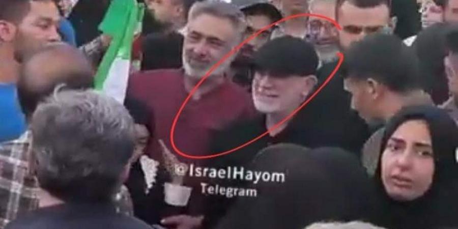 بعد إعلان اغتياله... ظهور قائد فيلق القدس وسط الحشود بطهران