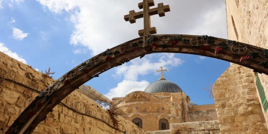 الاحتلال يعيد فتح أبواب كنيسة القيامة في القدس