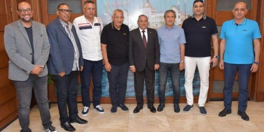 محافظ بورسعيد يستقبل مجلس إدارة النادي المصري ويُرحب بالمدير الفني الجديد
