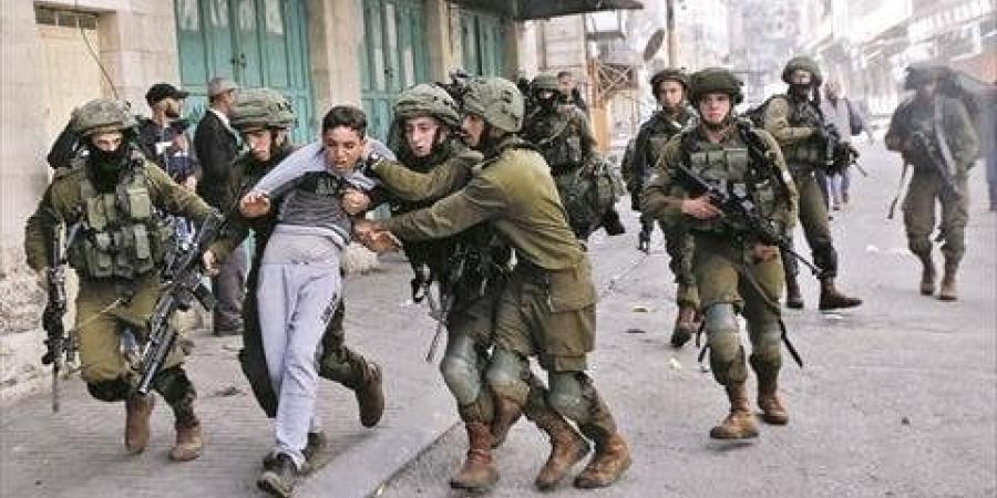 الاحتلال يقتحم قرية العروج بالضفة الغربية ويعتقل أكثر من 20 فلسطينيًا
