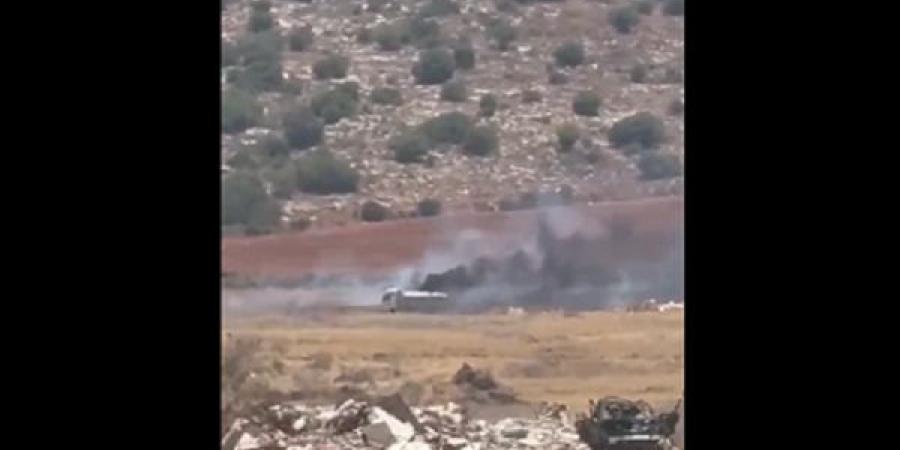 النشرة: قوة من الجيش سحبت شاحنة أحرقتها القوات الإسرائيلية أثناء نقل الردميات في ميس الجبل