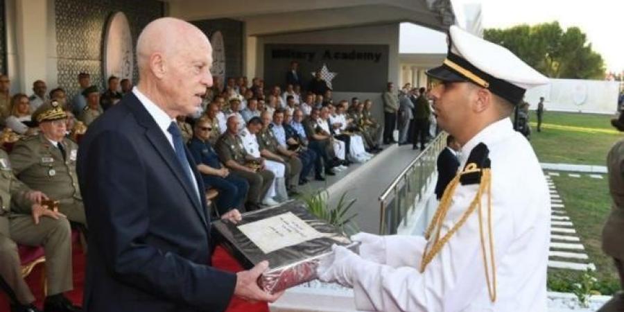 الادارة العامة للديوانة: تكريم الملازم اول يوسف بالقايد حسين والملازم اول بهاء الحناشي خلال الذكري 69 لانبعاث الجيش الوطني