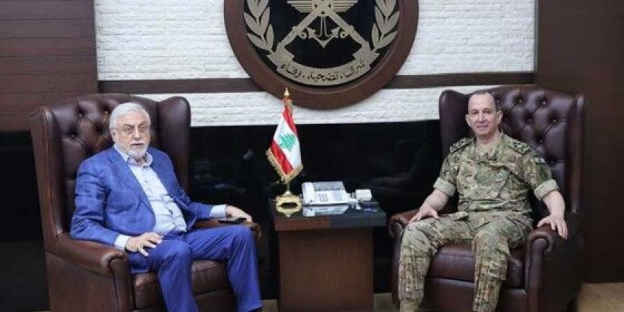 قائد الجيش التقى الصمد وعقيص وبحث معهما الأوضاع العامة في البلاد