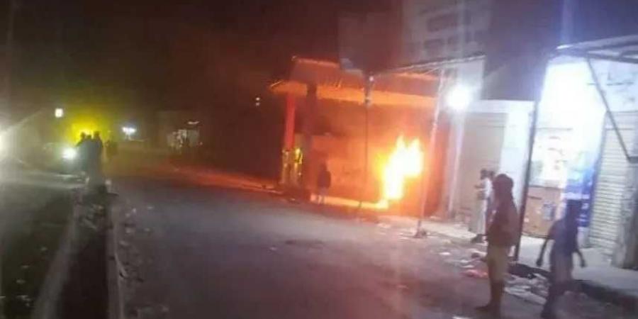 حريق هائل يلتهم محطة وقود عقب تعرضها لهجوم مسلح شرقي اليمن (فيديو)